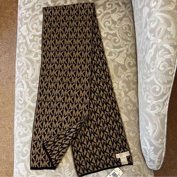 Michael Kors MK Signature Scarf/Shawl - Picture 7 of 10